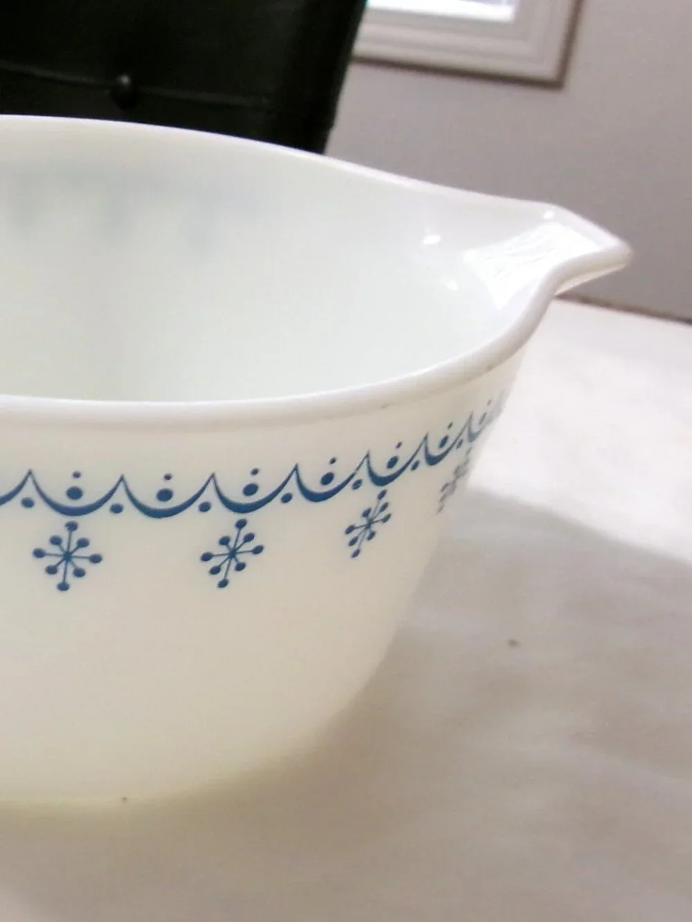 Pyrex 474-B No Lid Garland Snowflake 1 1/2 Quart Casserole White Blue